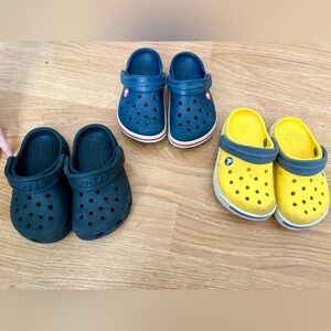 CROCS Size 6 Kids Clogs in Yellow and Navy Blue